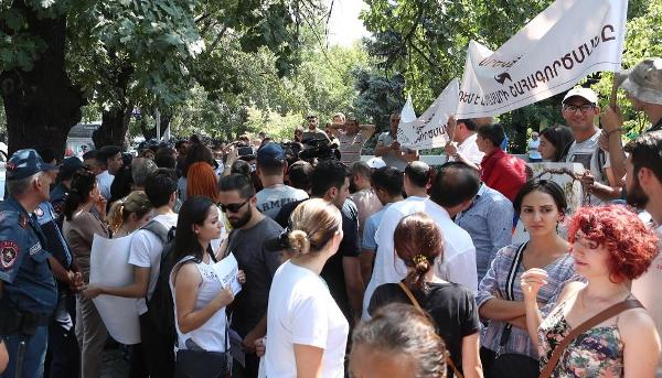 Ոստիկանները հեռացրին ցուցարարներին Բաղրամյան պողոտայից. կան բերման ենթարկվածներ