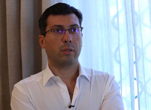 Իմիջի ապամիֆականացման, լսարանի հետ կոնտակտ ապահովելու էֆեկտ են փորձում ստանալ