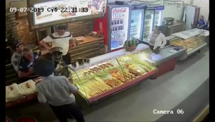 Շիրակի մարզի ոստիկանները հարձակվել են խանութի վրա․ ֆեյսբուքյան օգտատերը տեսանյութ է հրապարակել