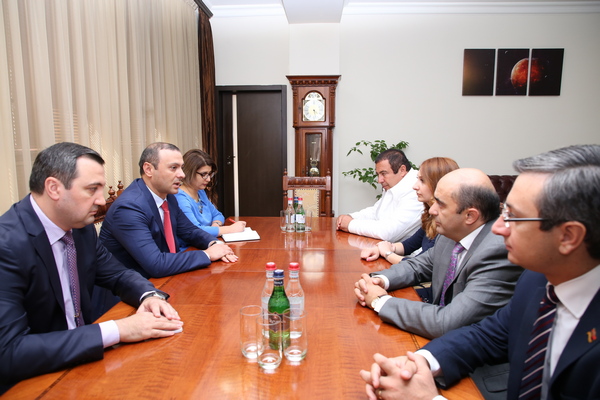 Ինչու՞ է Անվտանգության Խորհրդի քարտուղարը հանդիպել ԱԺ խմբակցությունների ղեկավարների հետ
