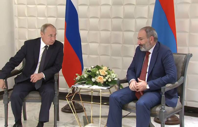 Pashinyan meets Putin