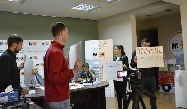 Ակցիա մամուլի ասուլիսի ժամանակ 