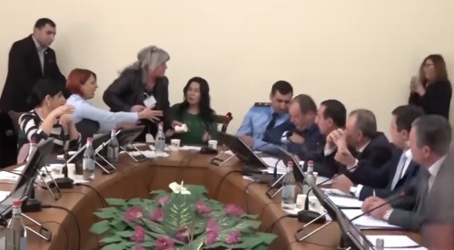 Լարված իրավիճակ՝ ԱԺ-ում.սևազգեստ մայրերից մեկը բաժակով ջուրը լցրեց քննիչի վրա