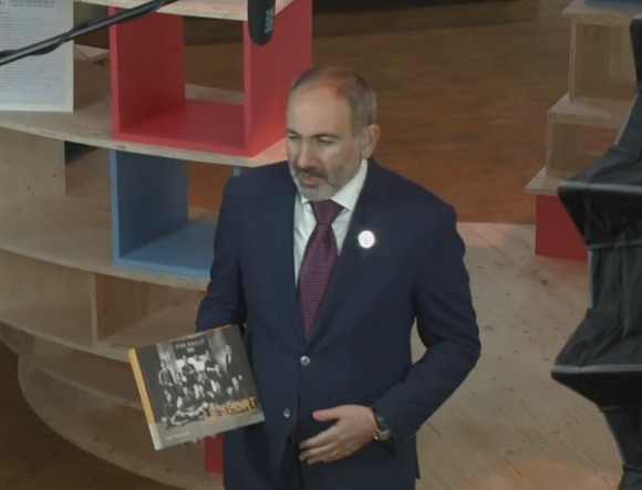 Փարիզի խաղաղության համաժողովի  գրադարանին հանձնում եմ խորհրդանշական նվեր-գրքեր. Նիկոլ Փաշինյան