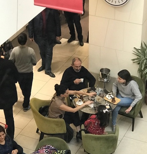 Նիկոլ Փաշինյանը՝ տիկնոջ և դուստրերի հետ՝ Երևան Մոլի «Ջազզվեում»