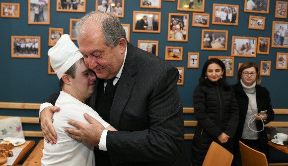 Ինձ մի հատ կոֆե կտա՞ք...Ինչպե՞ս Արմեն Սարգսյանին դիմավորեցին «Արեգակ»​ ներառական​ փուռ-սրճարանում