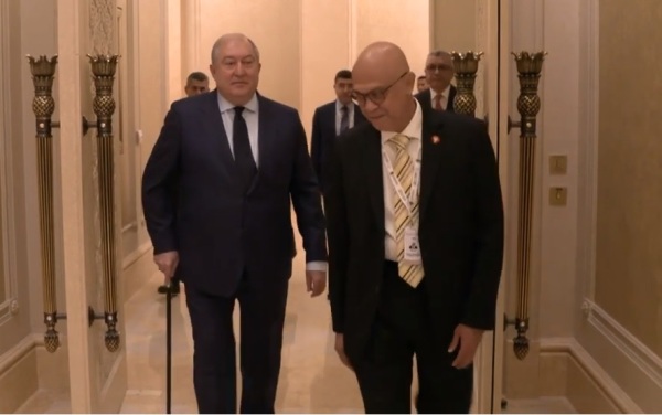   Նախագահը դեռ ապաքինման փուլում է. նա ձեռնափայտով է ժամանել Ինդոնեզիայի նախագահի հետ հանդիպմանը