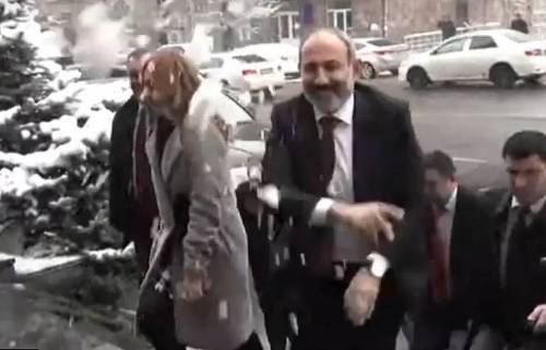  Նիկոլ Փաշինյանը ձնագնդիկով խփեց լրագրողներին