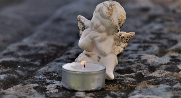 7 տարի երեխայի մահն էր սգում, կոնֆետ տանում գերեզմանին. ապօրինի որդեգրման հերթական դեպքը