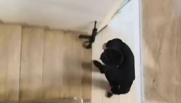 Ինչպե՞ս է ոստիկանապետի պաշտոնակատարը բանակցել ավտոմատավորի հետ և ինչու՞ է նա առանց ձեռնաշղթաների դուրս եկել շենքից