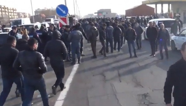 Բախումներ մահացած զինծառայողի հարազատների եւ ոստիկանների միջեւ