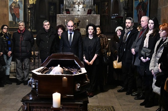 Վարչապետը տիկնոջ հետ մասնակցել է Երվանդ Մանարյանի հոգեհանգստի արարողությանը