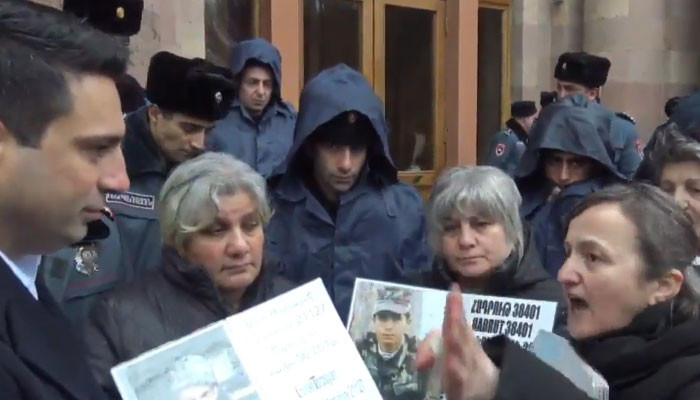 Զինվորը գրքից կարևոր է. մեր երեխաները հավի ճուտ չէին. սևազգեստ մայրերի բողոքի ակցիան