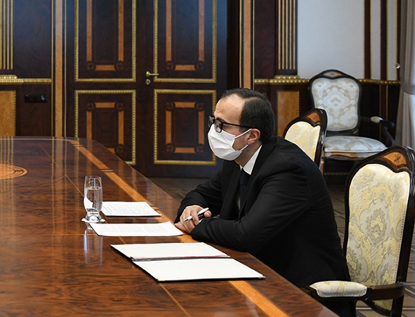 Արսեն Թորոսյանը բժշկական դիմակով էր գնացել Արմեն Սարգսյանի հետ հանդիպման