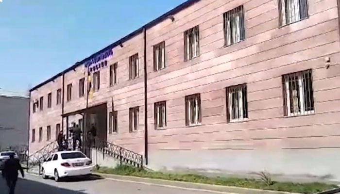 ԱԱԾ աշխատակիցները ոստիկանության Դավթաշենի բաժանմունքի պետի հետ լքել են շենքը