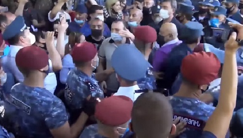 Բերման ենթարկվեցին Երեւանի ավագանու անդամները. այդ թվում՝ Դավիթ Խաժակյանը