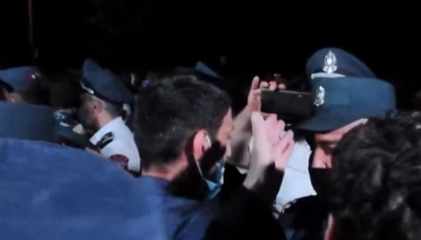 Ոստիկանությունը՝ լրագրողներին. ԱԱԾ մոտ տեղի ունեցած միջադեպը կուսումնասիրվի