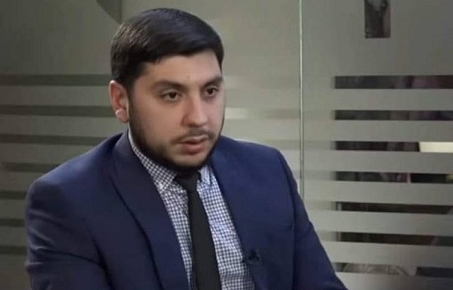 Ոստիկաններին ցուցումներ է տալիս «Հեղափոխության պահապաններ» խմբի անդամը