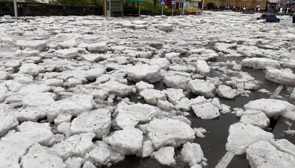 Հորդառատ անձրևն ու կարկուտը կաթվածահար է արել Գյումրու երթևեկությունը