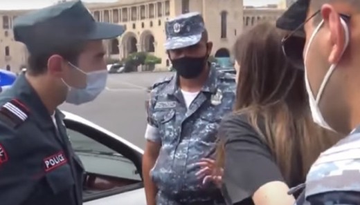 Ոստիկանները ձեռնաշղթաներով բերման են ենթարկել դիմակ չկրող 2 աղջկա