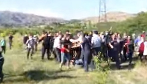 Ամուլսարում լարված վիճակ է․ Բախում ոստիկանների և քաղաքացիների միջև,  կան  բերման ենթարկվածներ