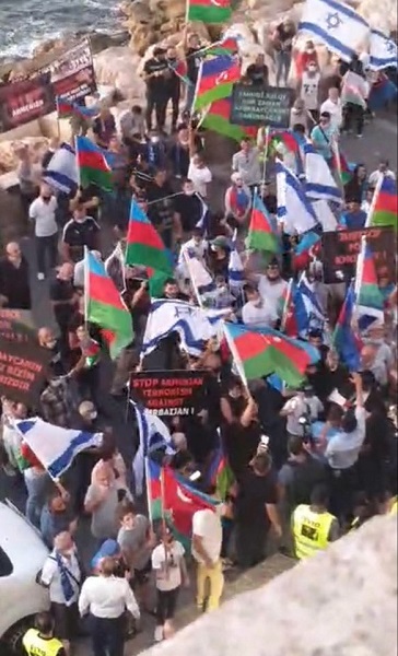 Հայերի պատասխանն ադրբեջանցիներին, որոնք ցույց էին անում Իսրայելի Յաֆֆո քաղաքի հայկական եկեղեցու մոտ