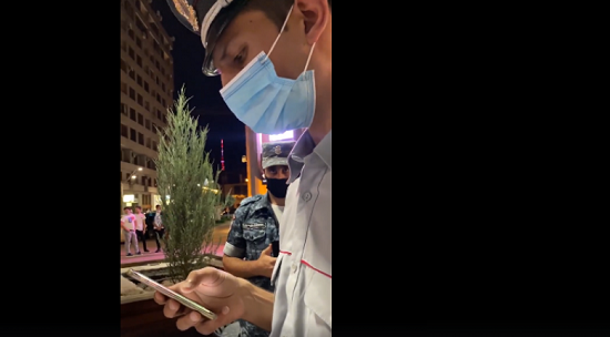 Ոստիկանները փորձում էին տուգանել ՝ դիմակ չկրելու համար, բայց վերջում իրենք իրենց տուգանեցին 