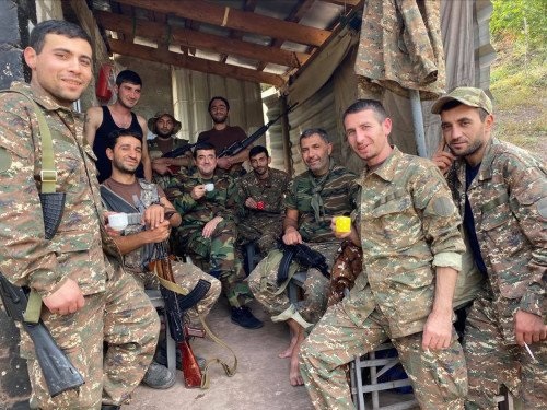 Բարի լույսը` առաջնագծում մեր հերոս տղաների հետ. Արայիկ Հարությունյանը լուսանկար է հրապարակել