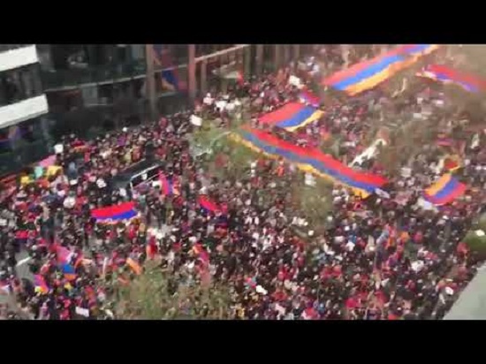 Հայերը ցույց են անում Եվրախորհրդարանի դիմաց․ քննարկվում է ԼՂ հակամարտության գոտում ստեղծված վիճակը