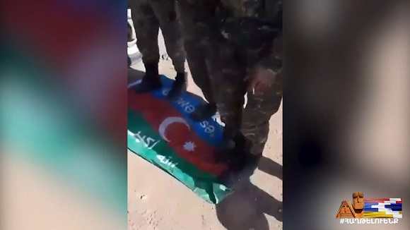 Թուրքիայից Ադրբեջան բերված և Արցախի դեմ կռվող ահաբեկիչների դրոշը. նոր տեսանյութ