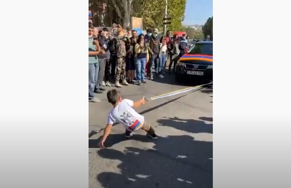 Փոքրիկ դյուցազունը երկու մատով քաշել է այս մեքենան․ միջոցները՝ հայոց բանակին