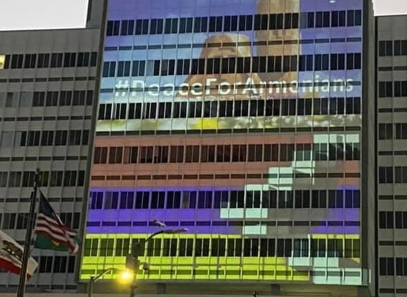 Արցախի դրոշը լուսարձակվել է Լոս Անջելեսում Թուրքիայի հյուպատոսության շենքի վրա