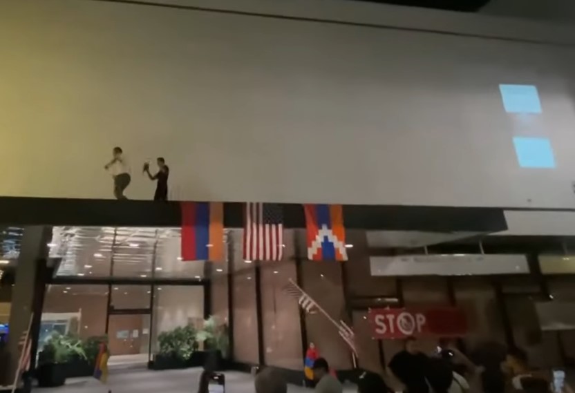 Հայերը ՀՀ և Արցախի դրոշները կախել են Լոս Անջելեսում Թուրքիայի հյուպատոսության շենքին