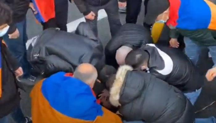 Ֆրանսիայում խաղաղ ցույցի ժամանակ թուրքերը հարձակվել են հայերի վրա