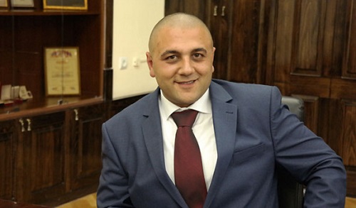 «Կարեն Սարուխանյան, դու դավաճան ես». բողոքի ակցիա «իմքայլական» պատգամավորի՝ Գյումրիի տան մոտ