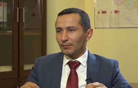 Փաշինյանի խորհրդական Ռոբերտ Ղուկասյանը մարդ է ծեծում Եռաբլուրում 