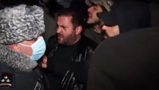 Սյունեցիները հավաքվել են Սյունիքի դարպասների մոտ` արգելելու Փաշինյանի մուտքը մարզ