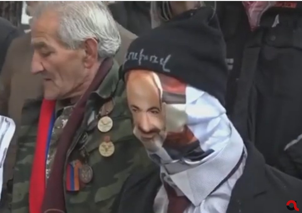 Փաշինյանի պատկերով խրտվիլակ՝ Կառավարության շենքի դիմաց