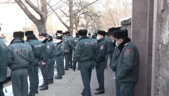 Բողոքի ակցիա Ազգային ժողովի դիմաց․ ավտոբուսներով ոստիկաններ են բերվել
