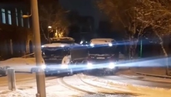 Քաղաքացիները բեռնատարներով ավազ են լցրել դեպի Կառավարության շենքի ճանապարհի վրա