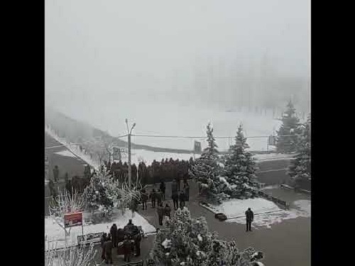 Ո՞վ և ինչո՞ւ է քաշքշում զինծառայողին. Ծնողներից մեկը կադրեր է նկարահանել ռազմական ինստիտուտից