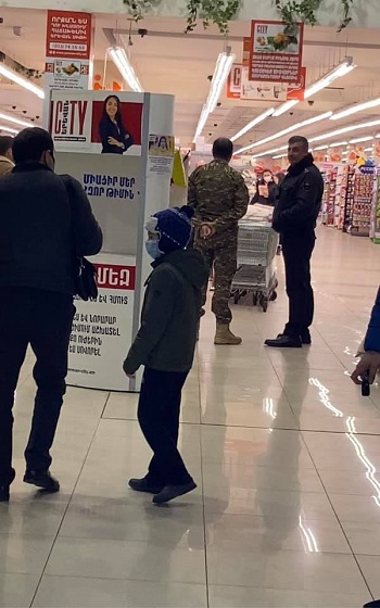 Կոմիտասի «Երևան Սիթիում»  4 ադրբեջանցիներ առևտուր են անում