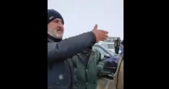 Գեղարքունիքից բերված ցուցարարները շփոթել էին օրերն ու այսօր էին փակել Սյունիքի ճանապարհը՝ «արգելելով» Վազգեն Մանուկյանի մուտքը մարզ