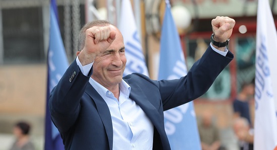 Ինչպե՞ս Ռոբերտ Քոչարյանին դիմավորեցին Էջմիածնում