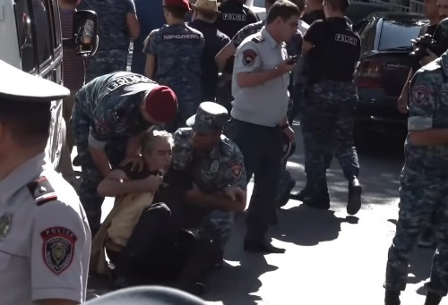 Ոստիկանների և ցուցարարների միջև բախման կադրերը