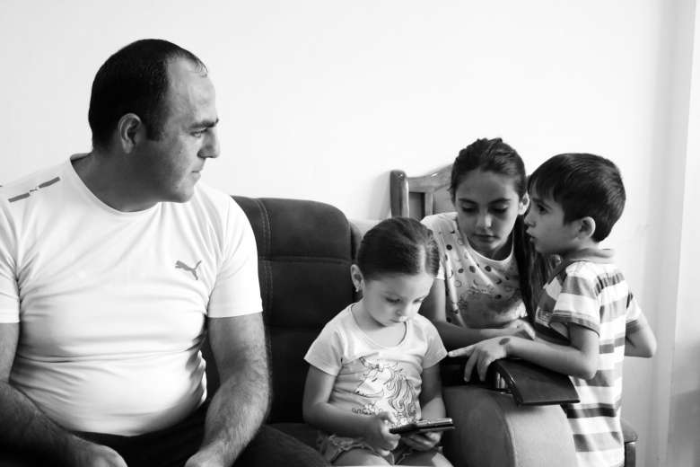 ՊՆ-ն գերեվարումից 72 ժամ հետո աշխատանքից ազատել է Արթուրին` ապրուստի միջոցից զրկելով նրա վեց հոգանոց ընտանիքը