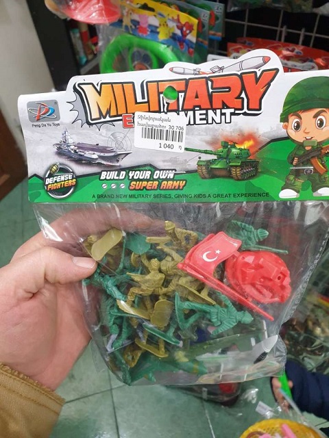 Երեւանի սուպերմարկետներից մեկում վաճառվում է երեխաների համար նախատեսված զինվորական հավաքածու` թուրքական դրոշով