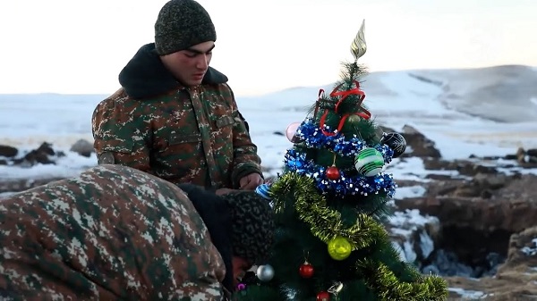 Ինչպե՞ս են դիրքերում ժամկետային զինծառայողները զարդարում տոնածառը