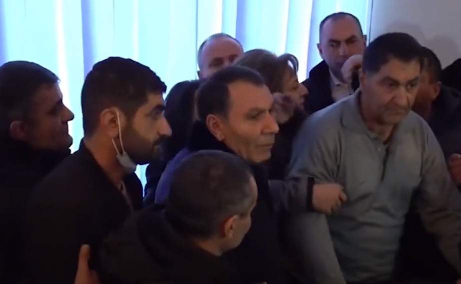 Վարդենիսի ավագանու անդամներն իրար ծեծեցին․ ոստիկանները բերման ենթարկեցին նրանց