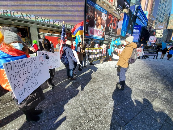 Ղազախների և հայերի բողոքի ցույցը Նյու Յորքում` ՀԱՊԿ ուժերը Ղազախստանից դուրս բերելու պահանջով